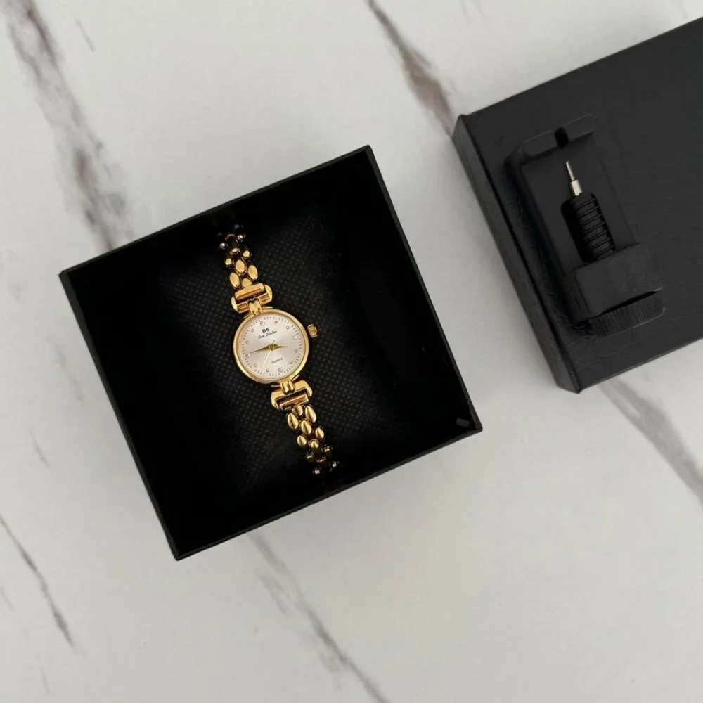 Sku0448 Retro Gold/White‎ Dial Women Round Watch stainless steel + gift bag